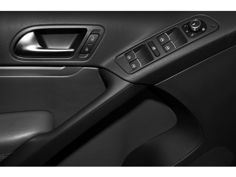2012 Volkswagen Tiguan 4dr Auto Comfortline 4Motion Exterior Shot 15