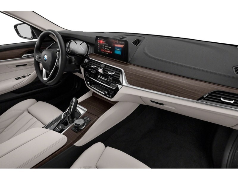 2018 BMW 5 Series 530i xDrive Sedan Interior Shot 1